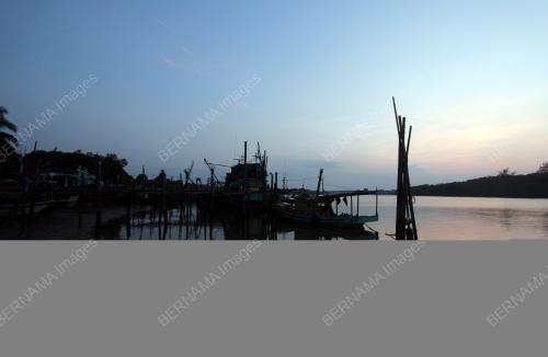 SUASANA SENJA JETI NELAYAN KAMPUNG PERAMU