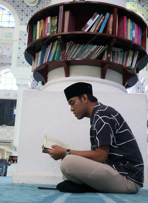 MEMBACA ALQURAN DI BULAN RAMADAN