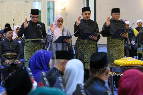 EXCO KERAJAAN NEGERI PAHANG MENGANGKAT SUMPAH