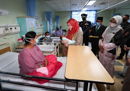 TUNKU AZIZAH AMINAH MAIMUNAH ISKANDARIAH