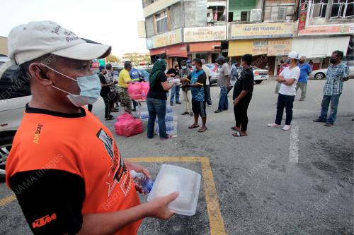 NGO MEMBERI SUMBANGAN MAKANAN