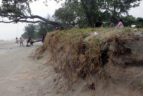 HAKISAN DI PANTAI SEPAT