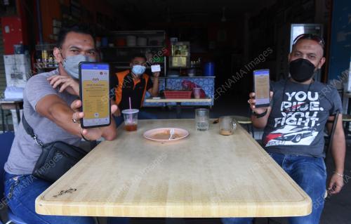 MAKAN DI KEDAI UNTUK PERTAMA KALI