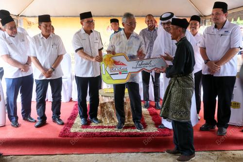 AL-SULTAN ABDULLAH RI'AYATUDDIN AL-MUSTAFA BILLAH SHAH