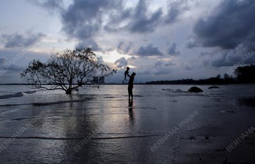 SUASANA SENJA PANTAI TELUK SISEK