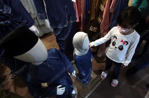 MEMBELI PAKAIAN RAYA