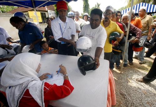 TUKAR TOPI KELEDAR