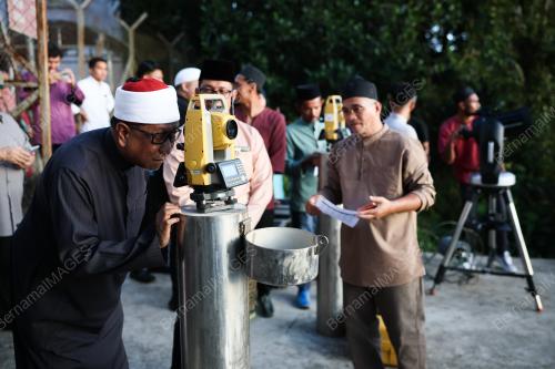 MENCERAP ANAK BULAN