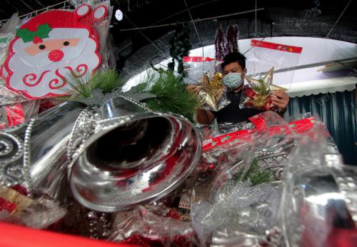 MEMBELI PERHIASAN KRISMAS