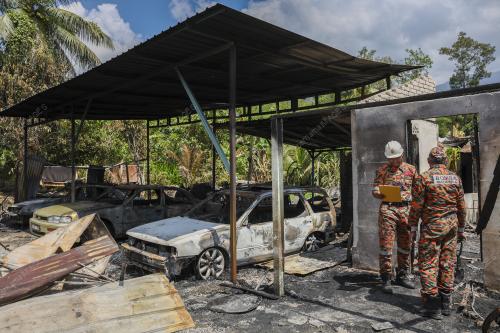 LIMA SEKLUARGA MAUT DALAM KEBAKARAN