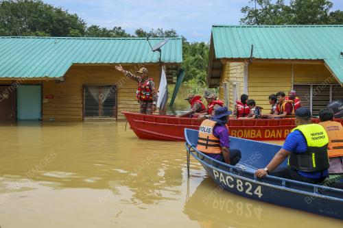 OPERASI MENYELAMAT MANGSA BANJIR