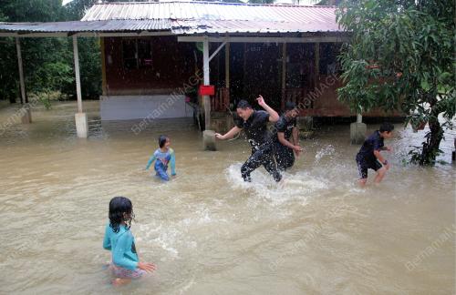 KANAK-KANAK BERMAIN AIR BANJIR
