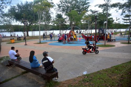 TINJAUAN ORANG RAMAI DI TAMAN AWAM