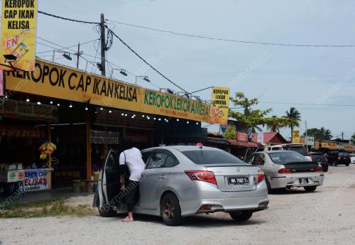 PENGUSAHA KEDAI KEROPOK LEKOR