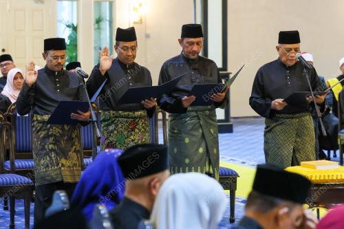 EXCO KERAJAAN NEGERI PAHANG MENGANGKAT SUMPAH