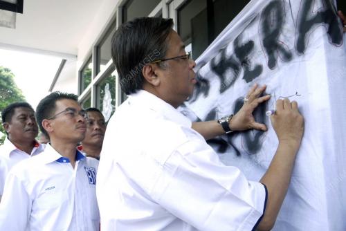 DATUK SERI ISMAIL SABRI YAAKOB