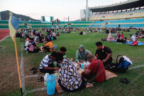 BERBUKA PUASA DI STADIUM DARUL MAKMUR