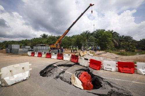JKR PASANG JAMBATAN BAILEY DI LEBUH RAYA KUANTAN-SEGAMAT