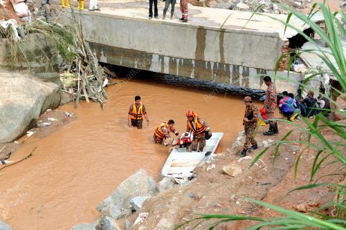 PH14_23102013_BANJIR_LUMPUR