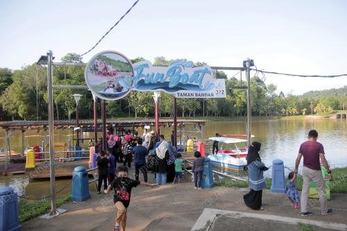 ORANG RAMAI MENGUNJUNGI TASIK TAMAN BANDAR