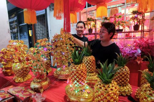 MEMBELI PERHIASAN UNTUK MENYAMBUT TAHUN BAHARU CINA