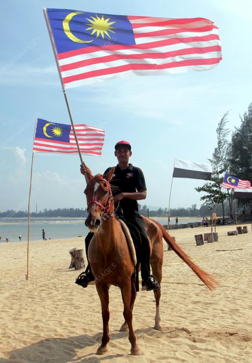 MENUNGGANG KUDA KIBAR JALUR GEMILANG