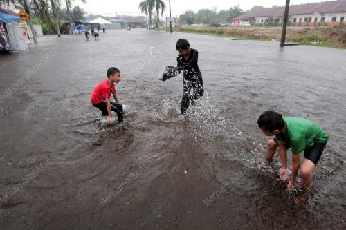KANAK-KANAK MAIN BANJIR