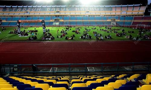BERBUKA PUASA DI STADIUM DARUL MAKMUR