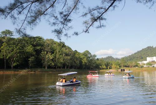 ORANG RAMAI MENGUNJUNGI TASIK TAMAN BANDAR
