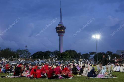 BERBUKA PUASA DI PADANG MAJLIS BANDARAYA KUANTAN