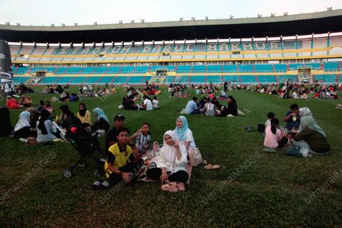 BERBUKA PUASA DI STADIUM DARUL MAKMUR