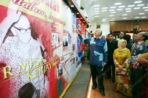 DATUK SERI MOHD NAJIB TUN ABDUL RAZAK