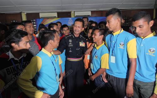 PH16_17112014_POLIS