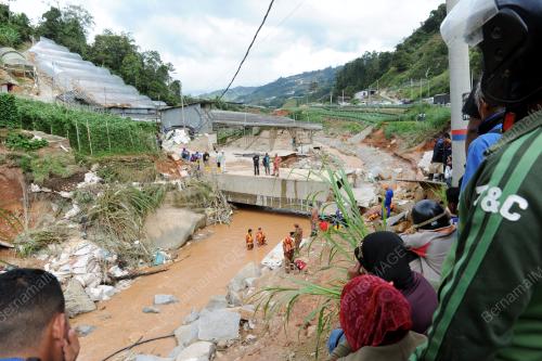 PH16_23102013_BANJIR_LUMPUR
