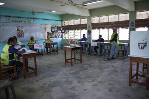 PUSTA MENGUNDI PRU15 DUN TIOMAN LENGANG