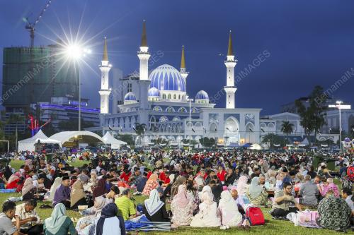 BERBUKA PUASA DI PADANG MAJLIS BANDARAYA KUANTAN