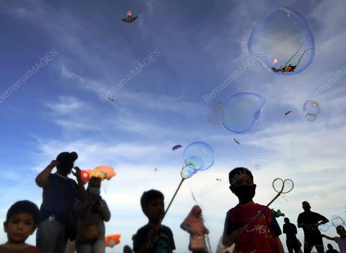 PESTA LAYANG GERGASI DAN WAU TRADISIONAL