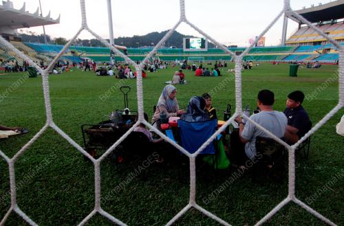 BERBUKA PUASA DI STADIUM DARUL MAKMUR