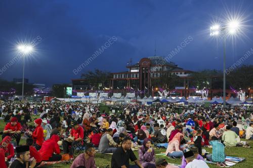 BERBUKA PUASA DI PADANG MAJLIS BANDARAYA KUANTAN