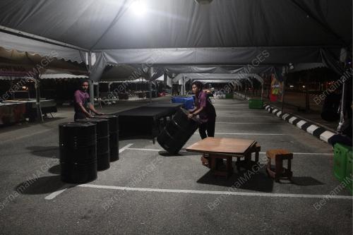 PENIAGA MENYIAPKAN GERAI DI BAZAR RAMADAN