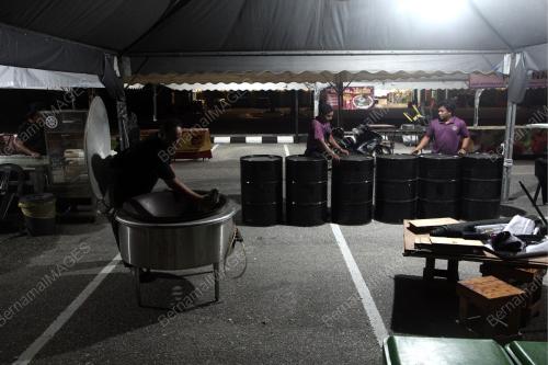 PENIAGA MENYIAPKAN GERAI DI BAZAR RAMADAN