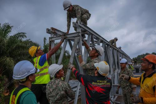 JKR & ATM BERGANDING BAHU SIAPKAN JAMBATAN BAILEY