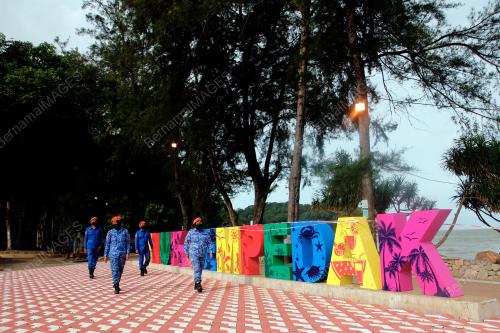 ANGGOTA APM PANTAU PANTAI SEMASA PKP