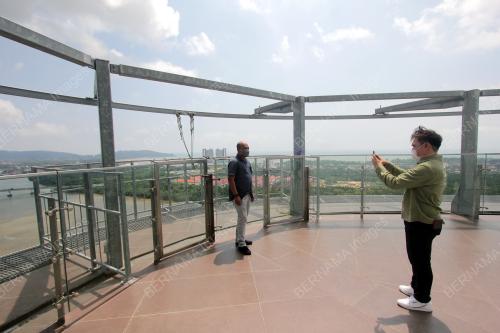 PENGUNJUNG SKYDECK KUANTAN 188