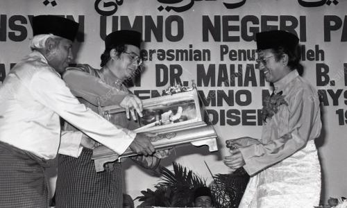 DR. MAHATHIR MOHAMAD
