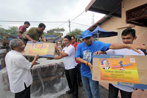PH21_31122013_BANTUAN_BANJIR