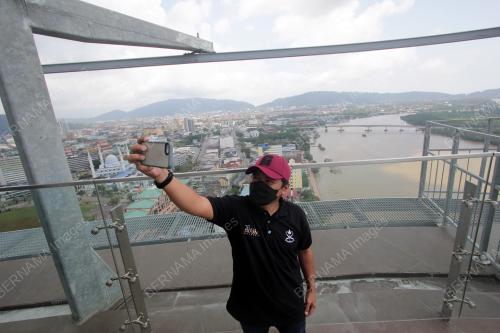 PENGUNJUNG SKYDECK KUANTAN 188