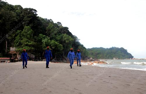 ANGGOTA APM PANTAU PANTAI SEMASA PKP