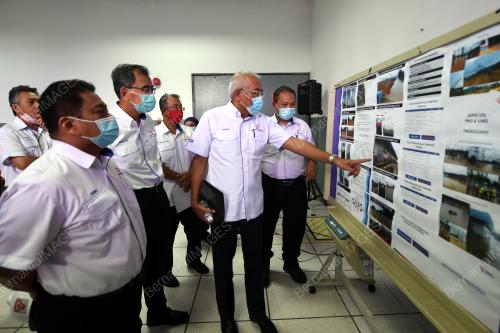 DATUK SERI MAHDZIR KHALID