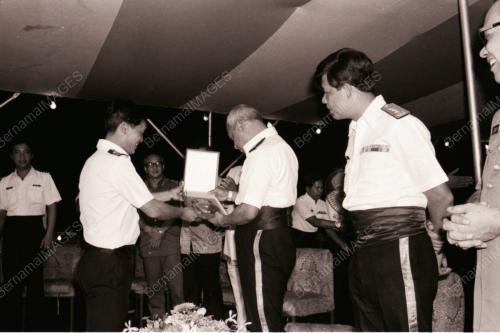 AGUNG DAN TENTERA LAUT